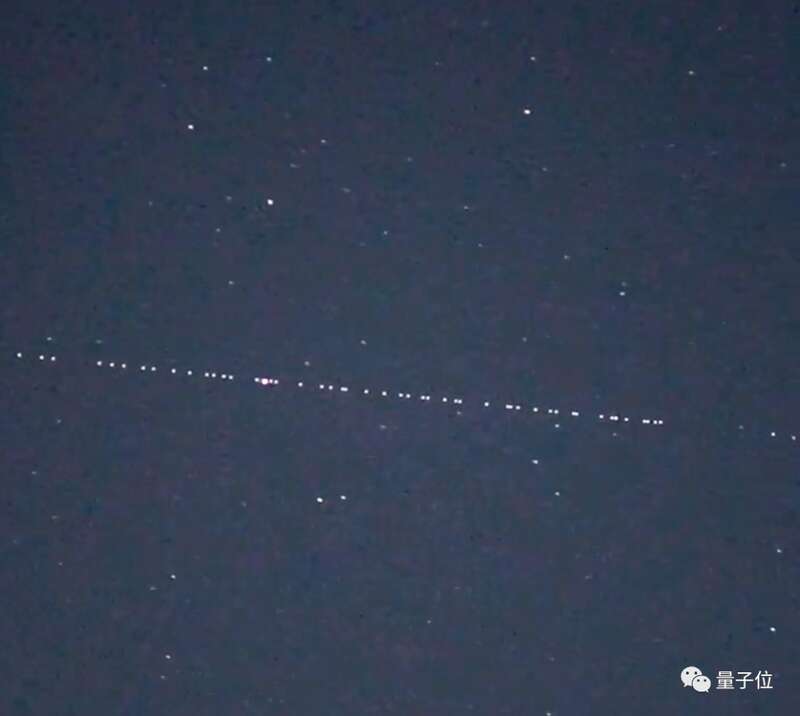 天文爱好者拍到的SpaceX卫星列队过境