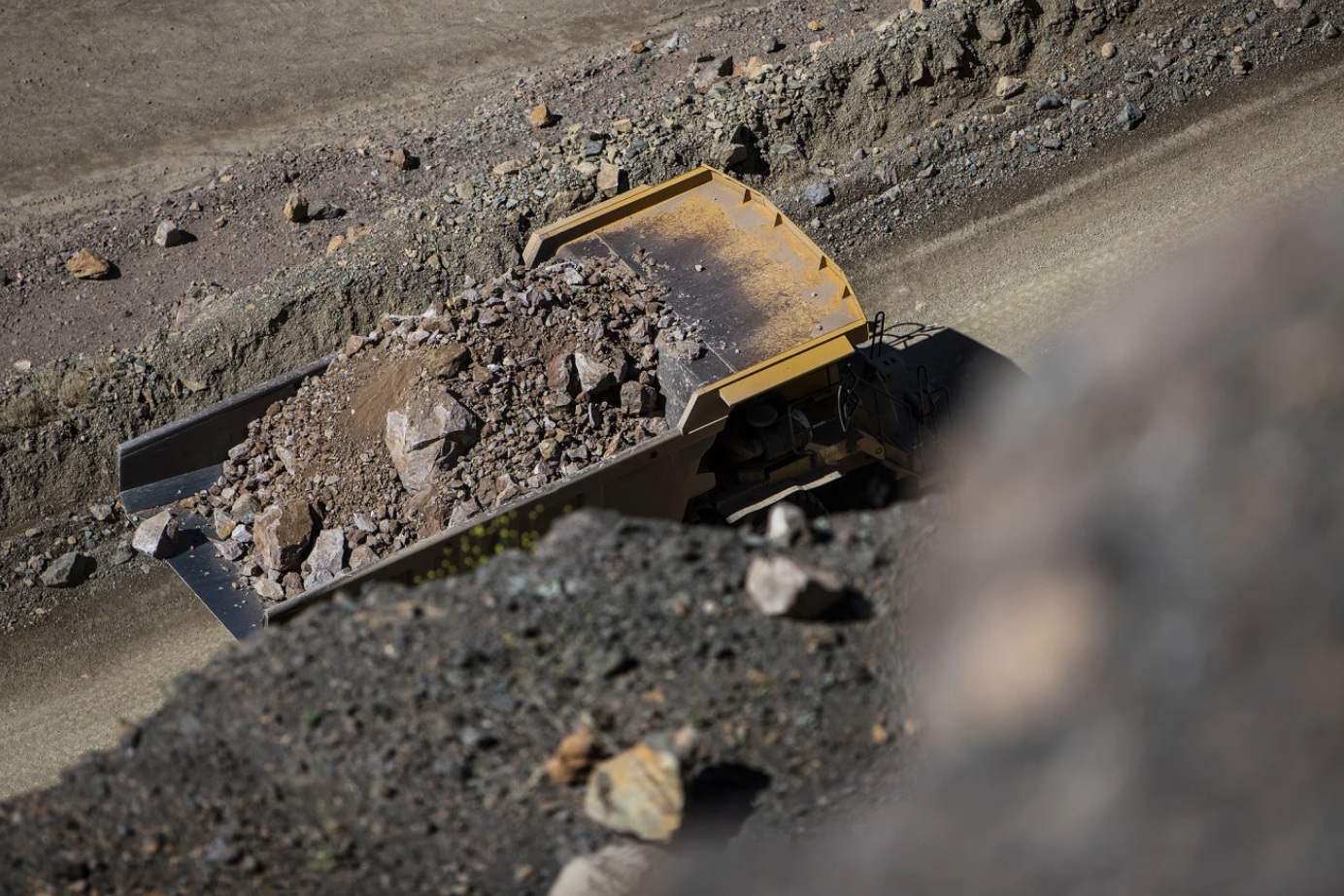 一辆自卸卡车在加利福尼亚州芒廷帕斯市 MP Materials 运营的芒廷帕斯矿场的矿坑内运送原矿 ...