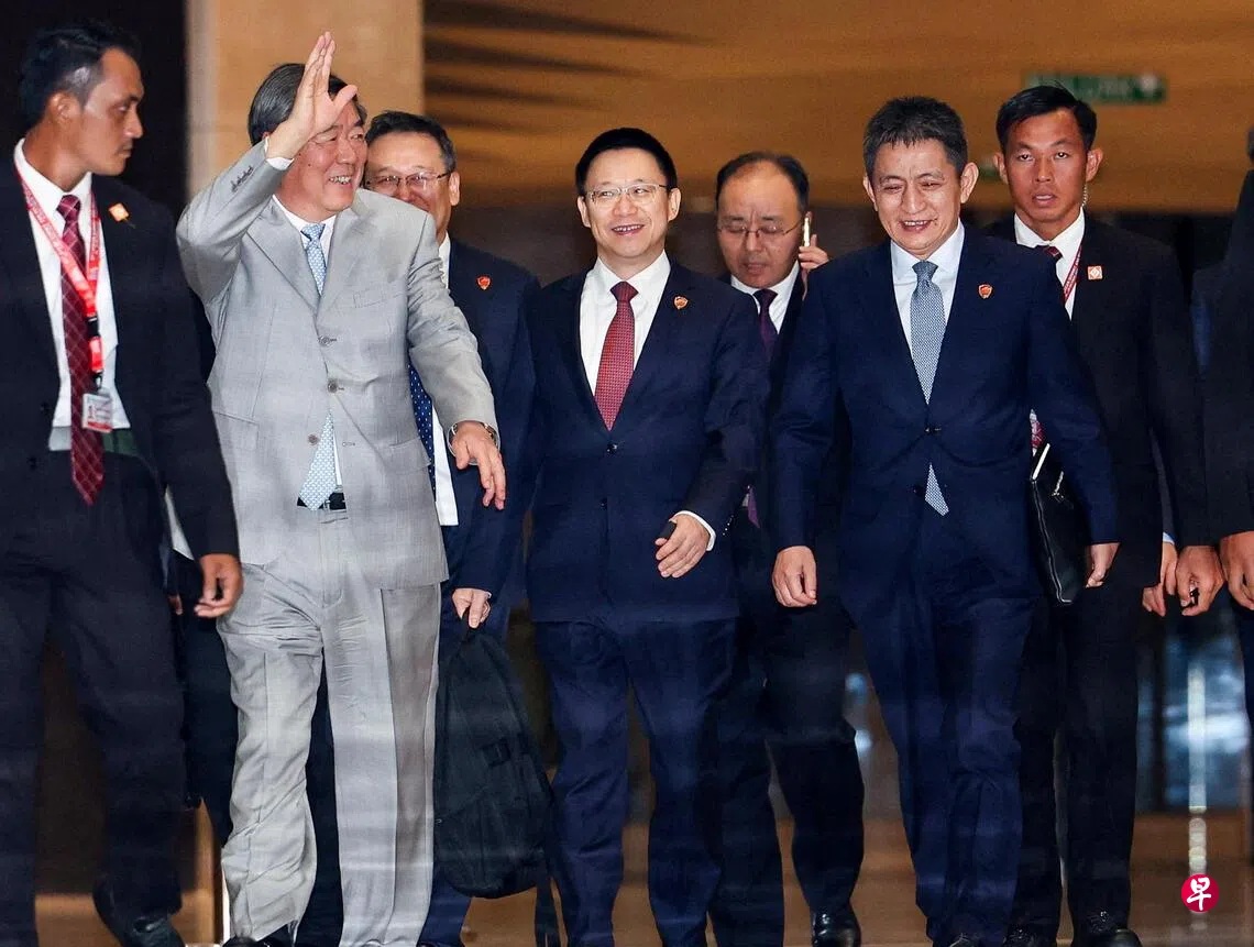 中国副总理何立峰（前排左二）首日谈判后离开时向媒体挥手，一起出席会议的还包括中国副财长廖岷（前排右二 ...