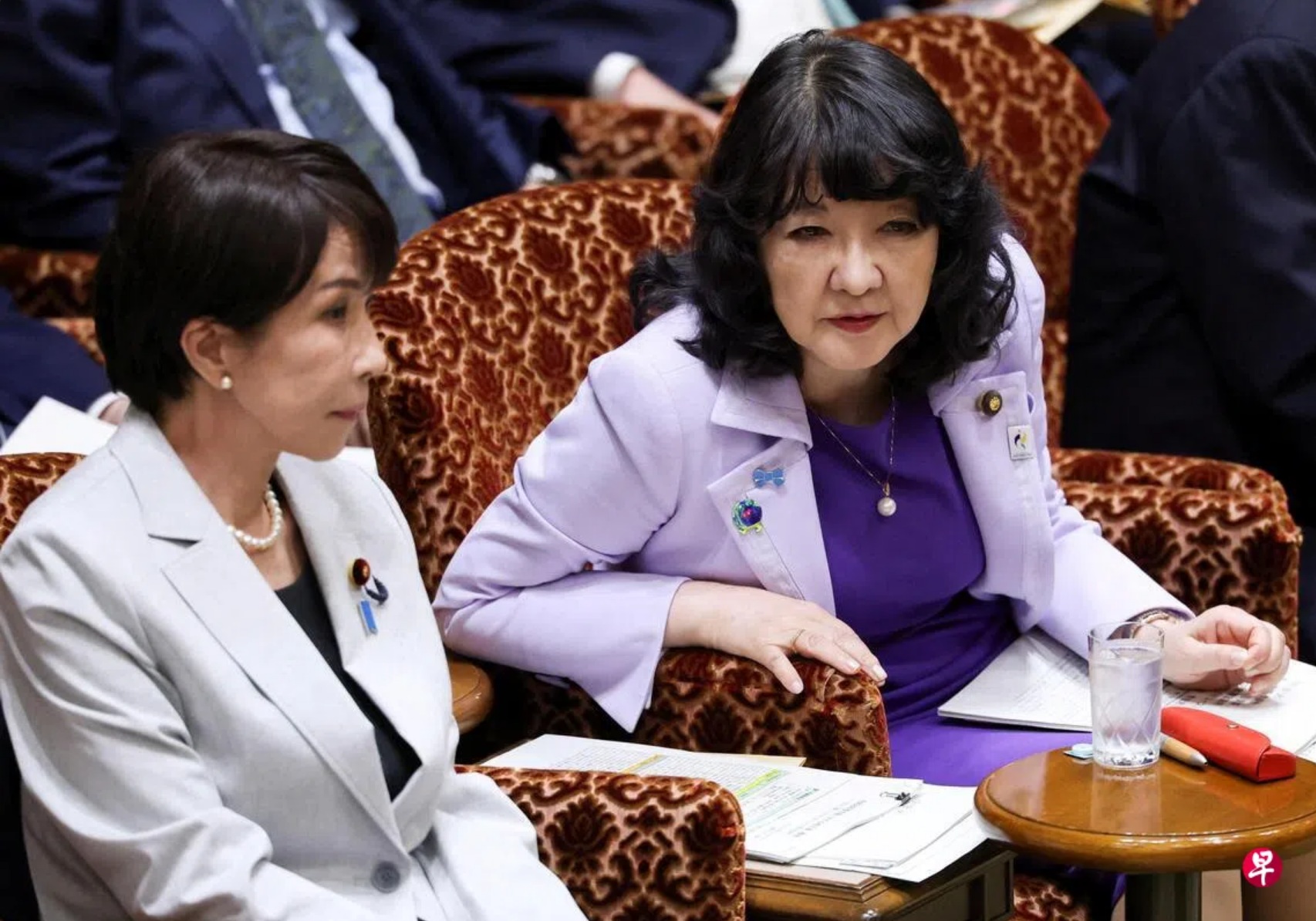 4月7日，日本财长片山皋月（右）在东京国会大厦参议院预算委员会会议上与首相高市早苗交谈 ... ...